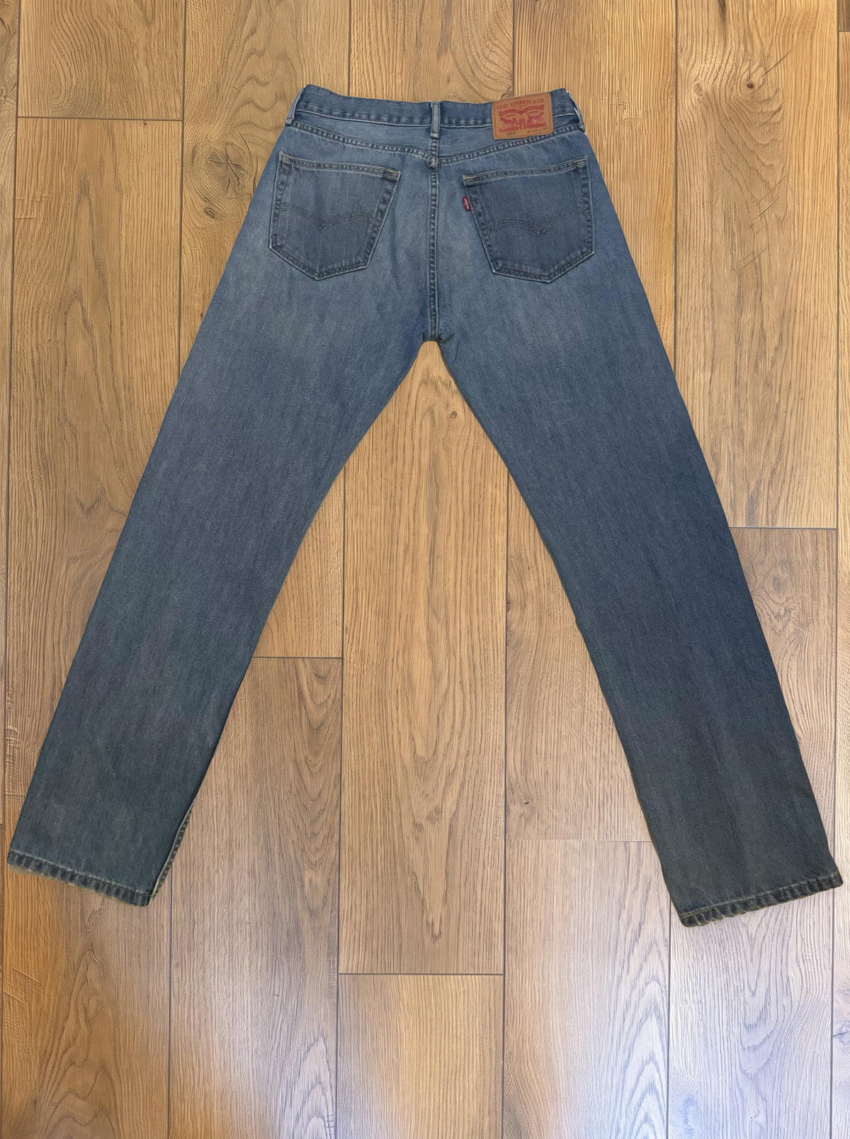 Vintage Levi's 505 jeans in faded mid wash — detail