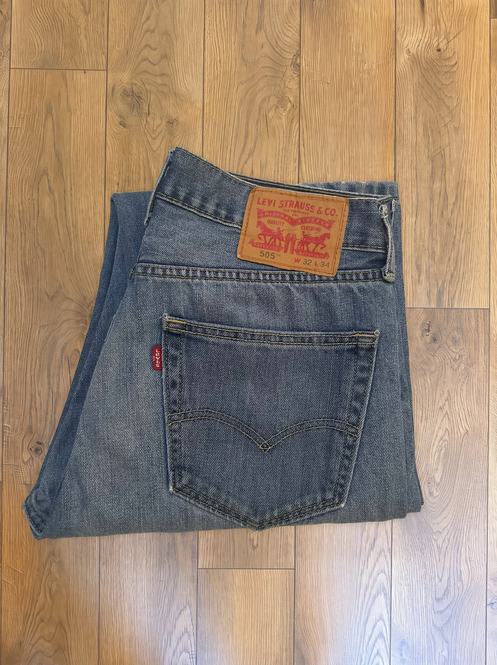 Vintage Levi's 505 jeans in faded mid wash — detail