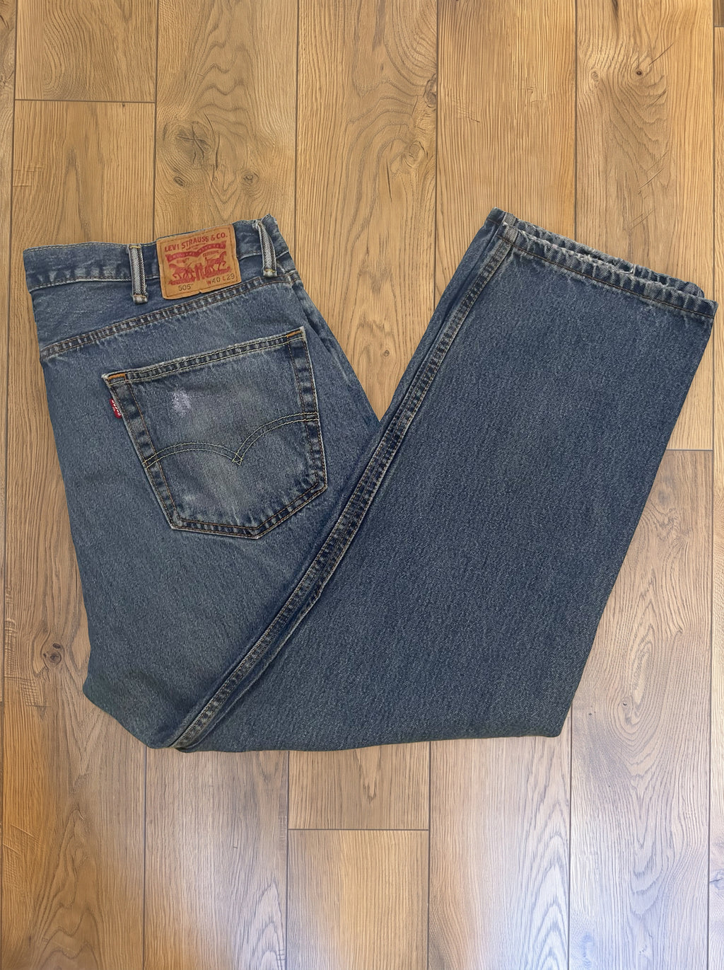 Vintage Levi's 505 jeans in faded mid wash — detail