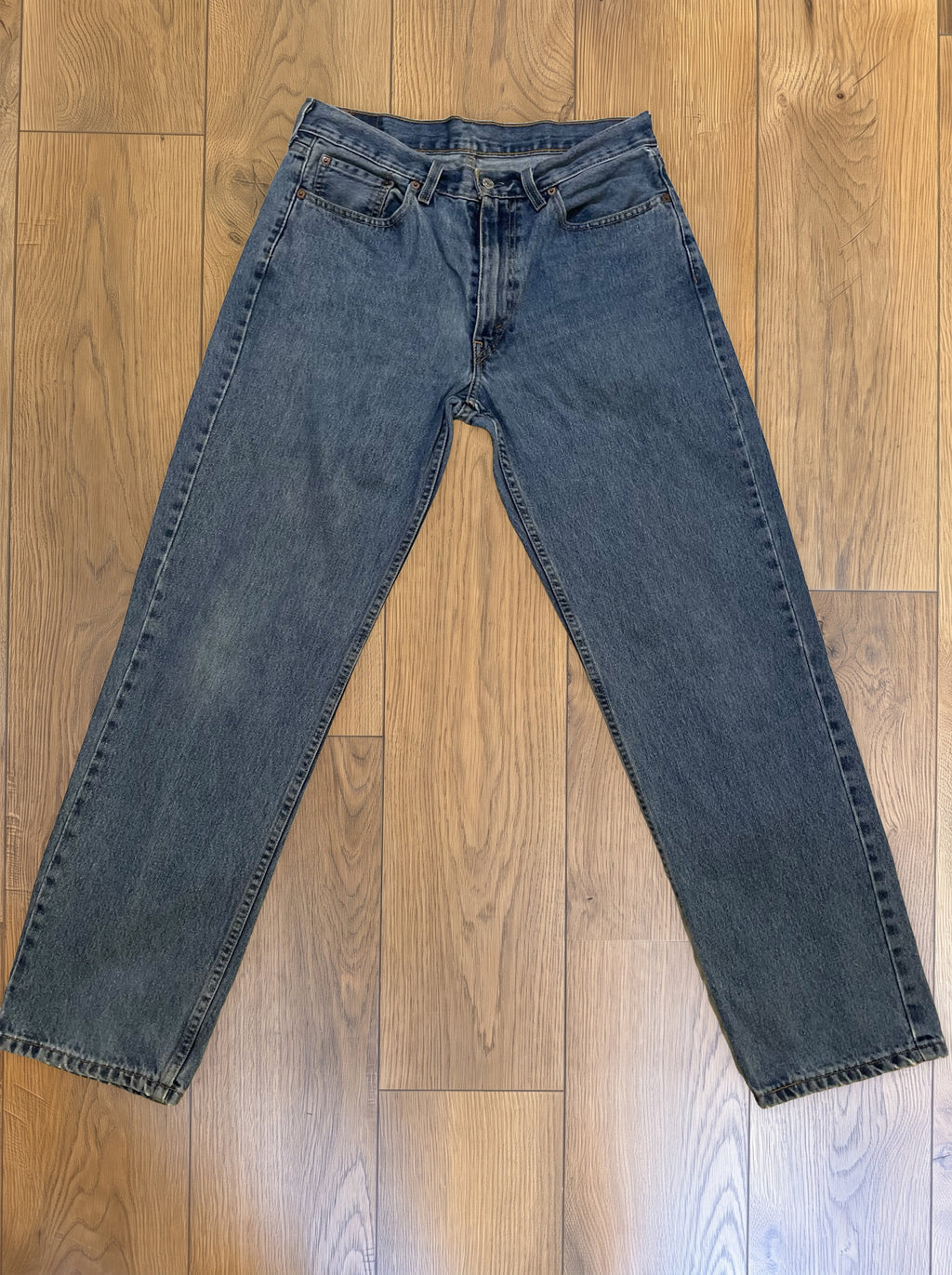 Vintage Levi's 550 jeans in medium wash — detail