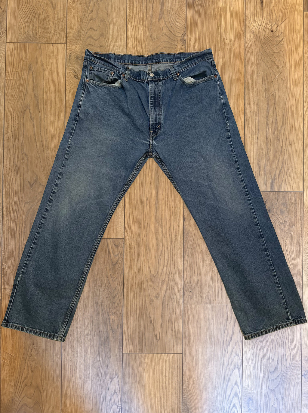Vintage Levi's 550 jeans in medium wash — detail