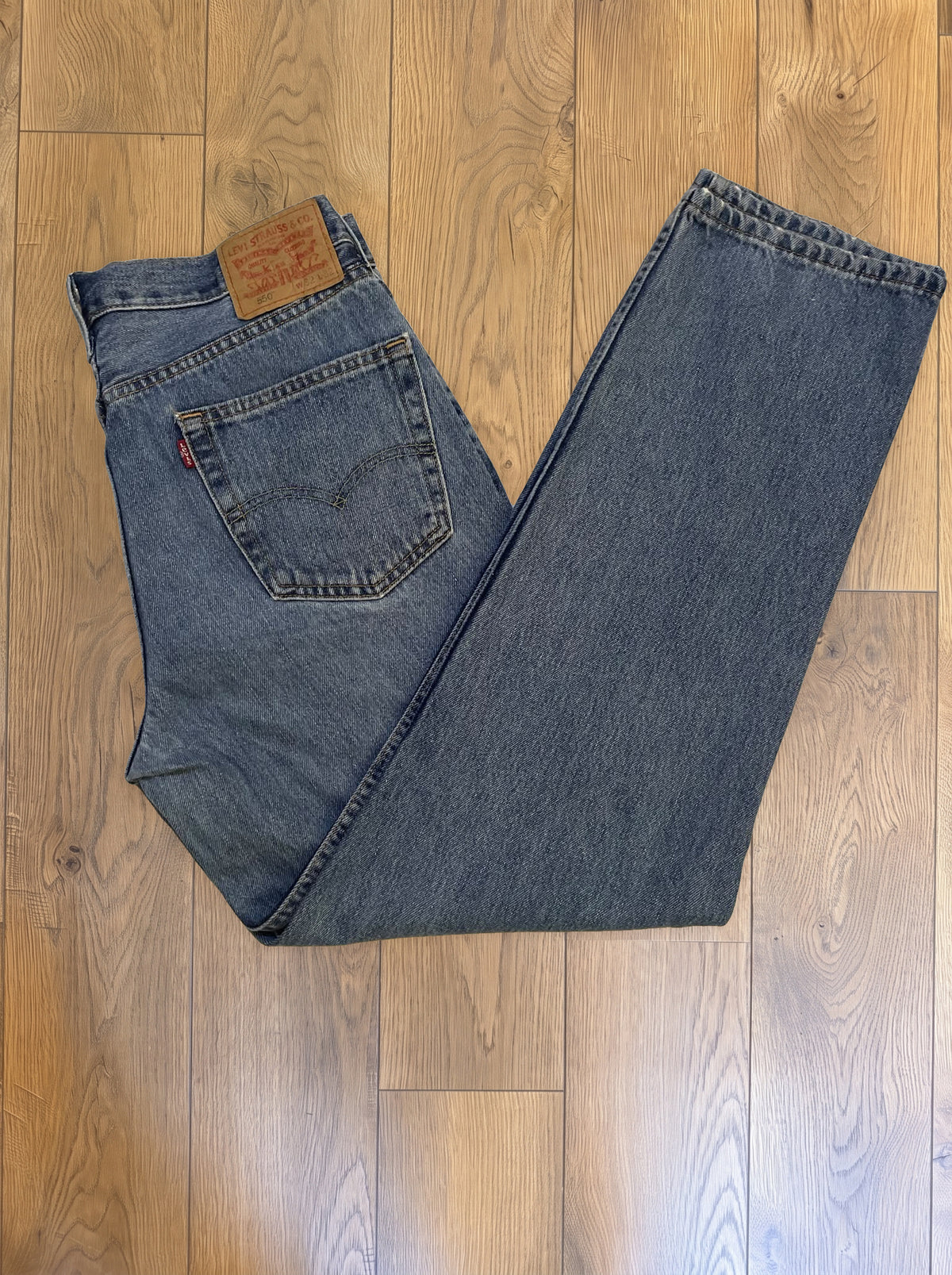 Vintage Levi's 550 jeans in medium wash — detail