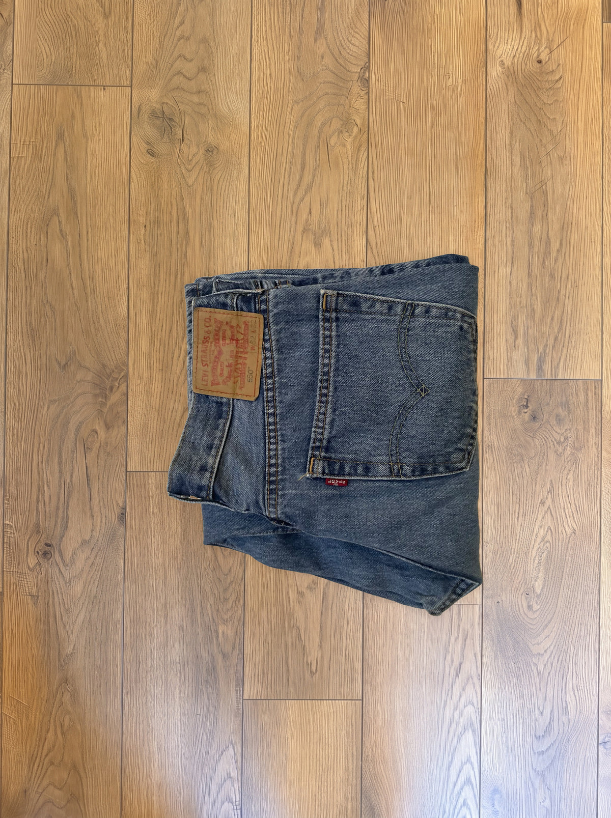 Vintage Levi's 550 jeans in medium wash — detail