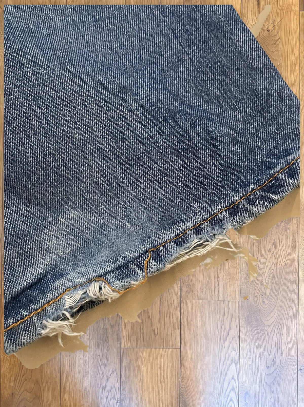 Vintage Levi's 550 jeans in distressed mid wash — detail