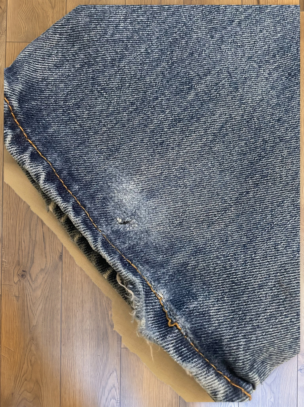Vintage Levi's 550 jeans in distressed mid wash — detail