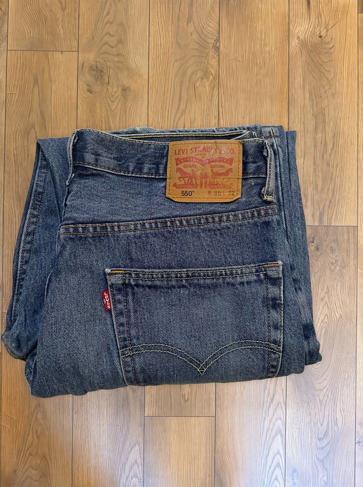 Vintage Levi's 550 jeans in distressed mid wash — detail