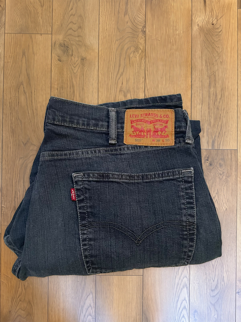 Vintage Levi's 550 jeans in medium wash — detail