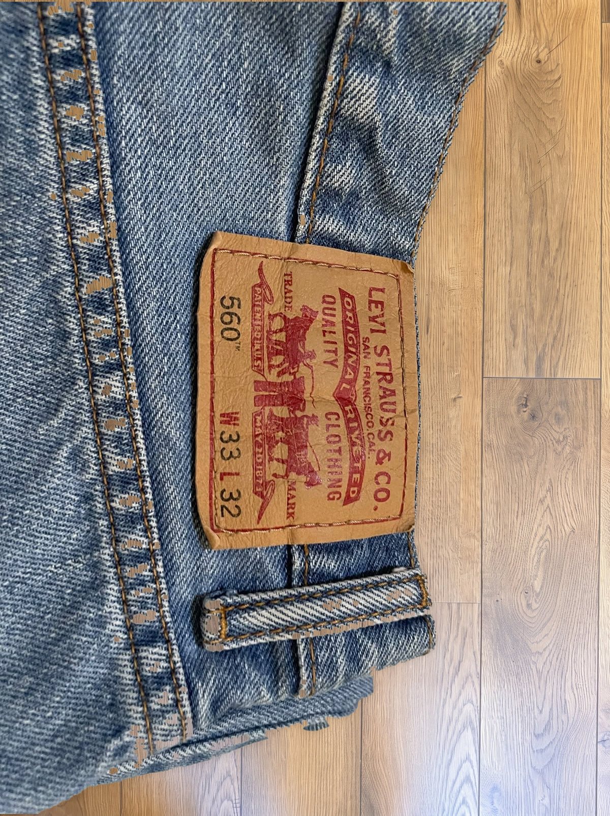 Vintage Levi's 560 jeans in light wash — detail
