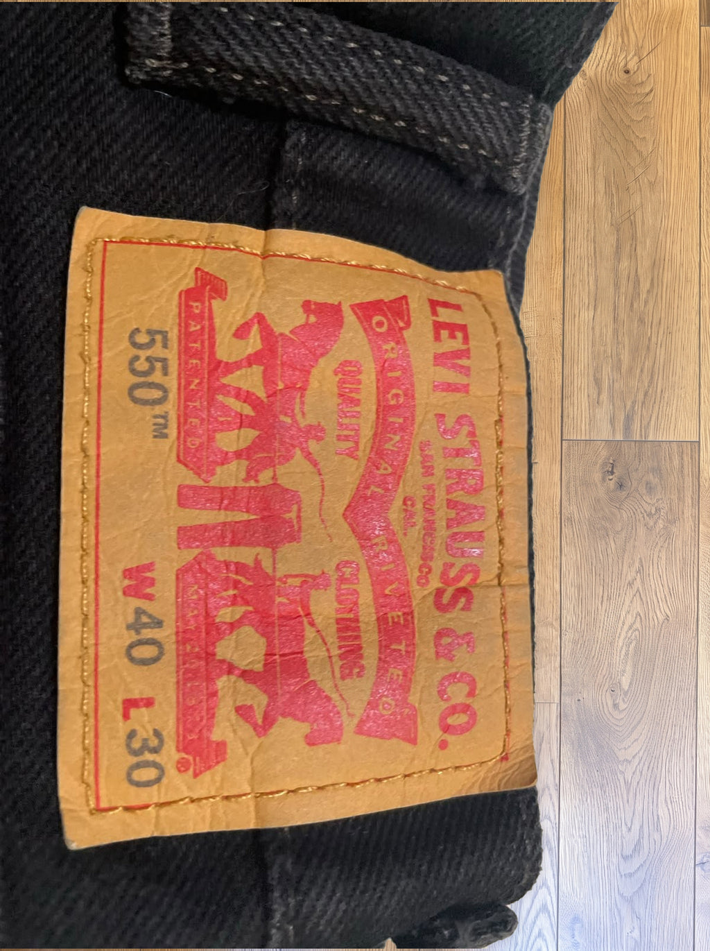 Vintage Levi's 550 jeans in black — detail
