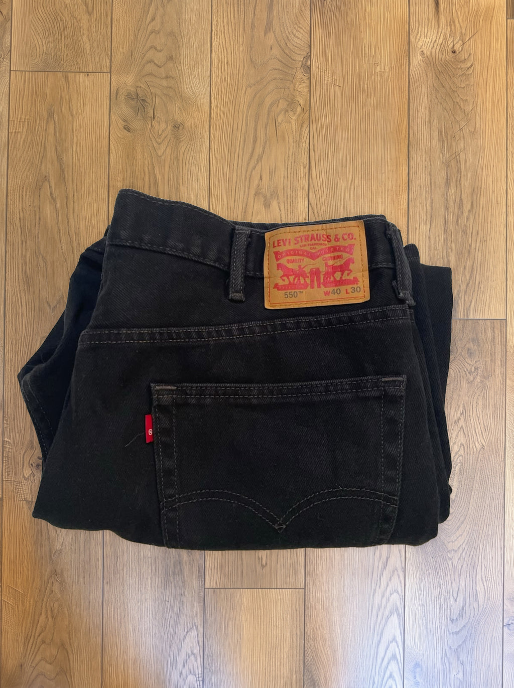 Vintage Levi's 550 jeans in black — detail