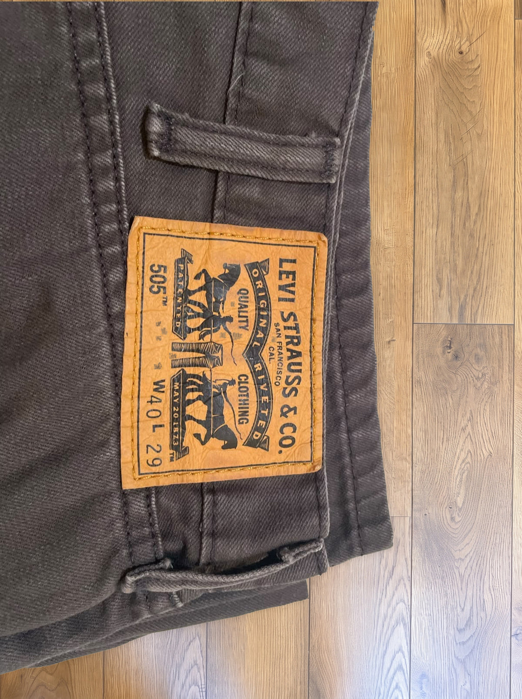 Vintage Levi's 505 jeans in dark brown — detail