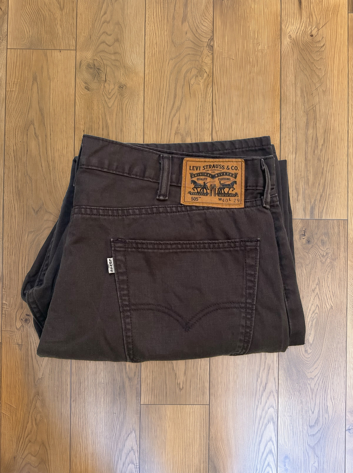 Vintage Levi's 505 jeans in dark brown — detail